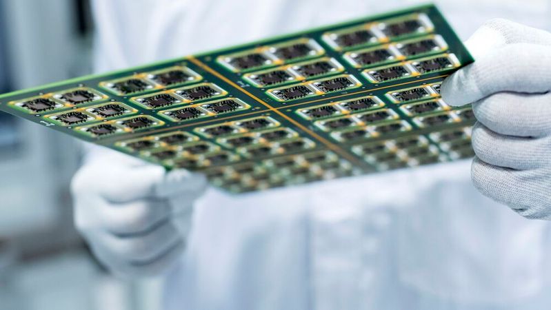 Halbleiterchips sind unentbehrlich für die Produktion vieler Fahrzeugkomponenten.(Bild:  Continental)