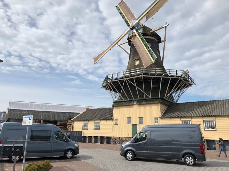 Auf den ersten Blick sind die neuen Sprinter kaum zu erkennen, wie dieses Bild von der Fahrzeugpräsentation in Holland zeigt. Wer sich näher mit dem Fahrzeug befasst, stellt fest, dass es nun über Vorderradantrieb verfügt, über eine um dadurch acht Zentimeter niedrigere Laderampe (da der Antriebsstrang nach hinten wegfiel), über eine elektrische Lenkung, ein völlig neues Bremssystem, Alu-Zylinderköpfe, einen SCR-Katalysator und vieles mehr. (Faust / »kfz-betrieb«)