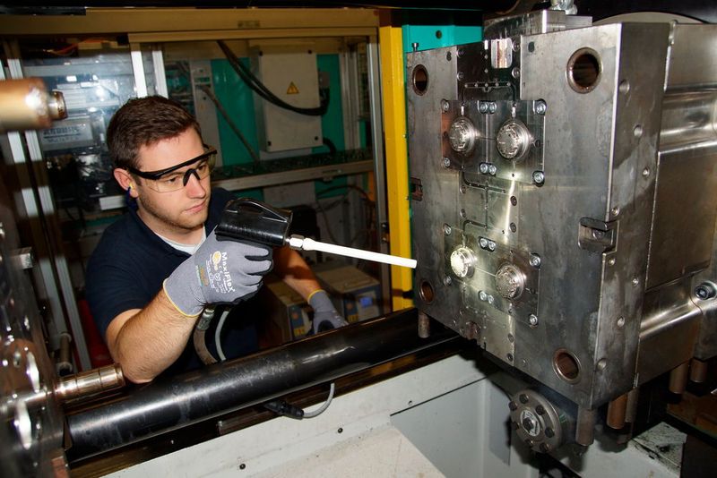 Cleaning with the i3 micro-clean at Marquardt GmbH, Rietheim. (Cold Jet)