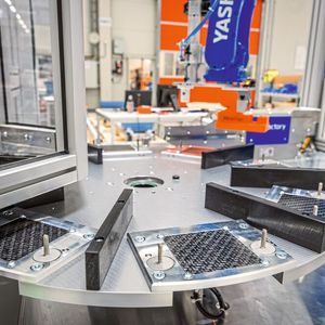 ...werden in der Roboterzelle in einem Rundtakttisch transportiert.(Bild:  Minitec)