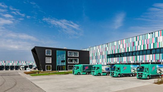 In seiner neuen Lagerhalle in Buchholz setzt Logistikdienstleister In-Time auf Lagerverwaltung von Remira, um den Anforderungen der Gefahrstoffabwicklung gerecht zu werden.(Bild:  Remira)