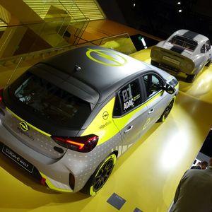 Den E-Corsa gibt es sogar in einer Rallye-Version. Das Wettbewerbsfahrzeug soll kommendes Jahr bei dem zusammen mit dem ADAC geplanten „Opel E-Rally Cup“ zum Einsatz kommen.(Bild:  Wehner/»kfz-betrieb«)