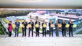 Führende Vertreter der Regierung von Singaput, Vanguard International Semiconductor und NXP bei der Eröffnung der im Joint Venture betriebenen VSMC-Fab in Singapur. (Bild: NXP)