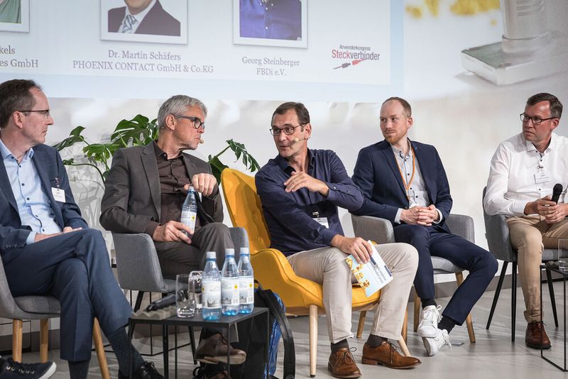 Anwenderkongress Steckverbinder 2023: Tag 1 mit Basisseminaren, Podiumsdiskussion und Posterslam. (Bild: Stefan Bausewein)