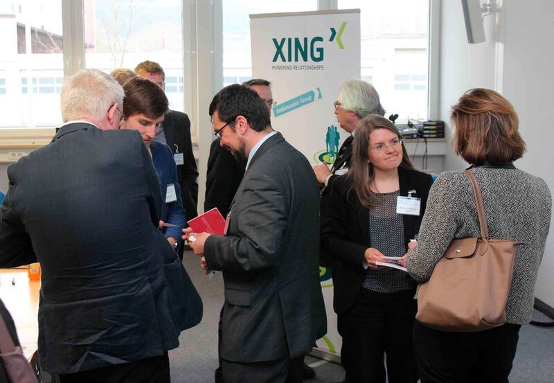 Auch das gab es auf dem Med-Industry + Pharma Day: Ein Xing-Gruppentreffen, das die Teilnehmer eifrig nutzen, um ihr persönliches Netzwerk zu erweitern. (Bild: Reinhardt)