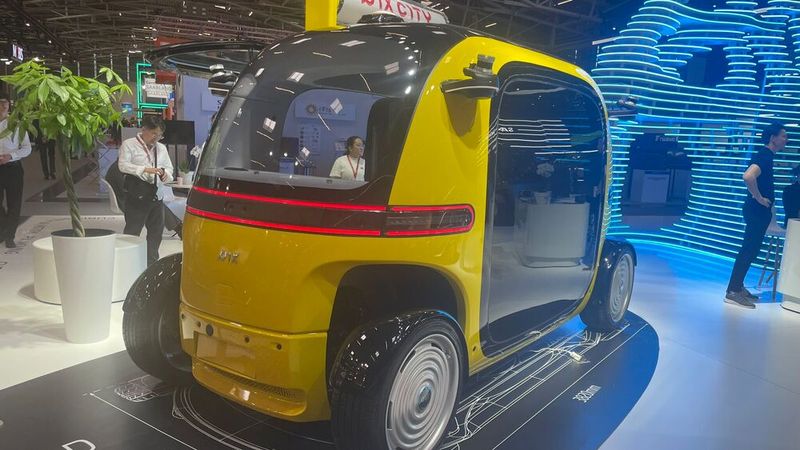 … und ein angeblich autonom fahrendes Shuttle. (Bild: Grimm – VCG)