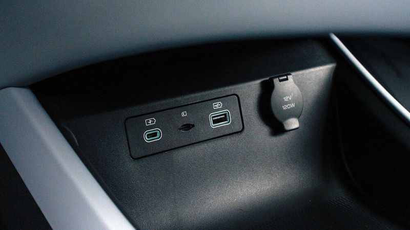 Wer sein Handy lieber per Kabel lädt, kann das sowohl per USB-C als auch per USB-A tun. (Bild: BYD)