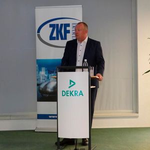 ZKF-Präsident Peter Börner begrüßte die Teilnehmer des Automobilen Zukunftsforums am Samstag und hielt anschließend seine traditionelle Grundsatzrede.(Bild:  Klasing)