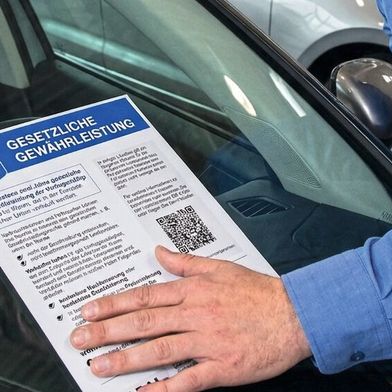 Ab dem 27. September 2026 müssen Labels für Garantie und Gewährleistung deutlich sichtbar am Fahrzeug platziert werden. (Bild: Gemini / 3 Pro / KI-generiert)