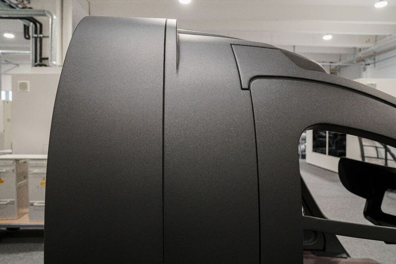 Blick auf die Spaltmaße am Simulator-Cockpit. Auch die sind den Vorgaben entsprechend ausgeführt. Murtfeldt AS sieht im VFGF-Verfahren für den Großbauteildruck einen Meilenstein in der additiven Fertigung mit Kunststoffen. (Bild: Q.Big 3D)
