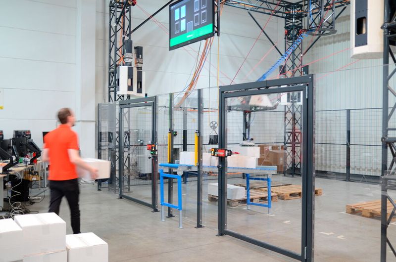 Seilroboter tragen erheblich zur Effizienzsteigerung bei. Sie können rund um die Uhr ohne Pausen im Einsatz sein, was den Durchsatz erhöht und Spitzen glättet. (Bild: Keba)