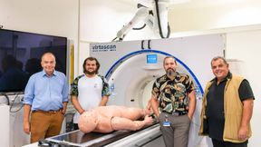 Michael Thali, Hasan Kutlu, Dominic Gascho und Pedro Santos (v. l. n. r.) am Virtoscan-System der Universität Zürich. (Bild: Universität Zürich)