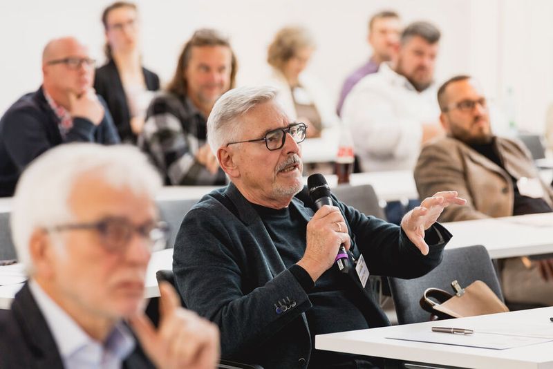 Die Teilnehmer haben viele Fragen zum Thema 3D-Druck und additiver Fertigung. (Bild: Stefan Bausewein)