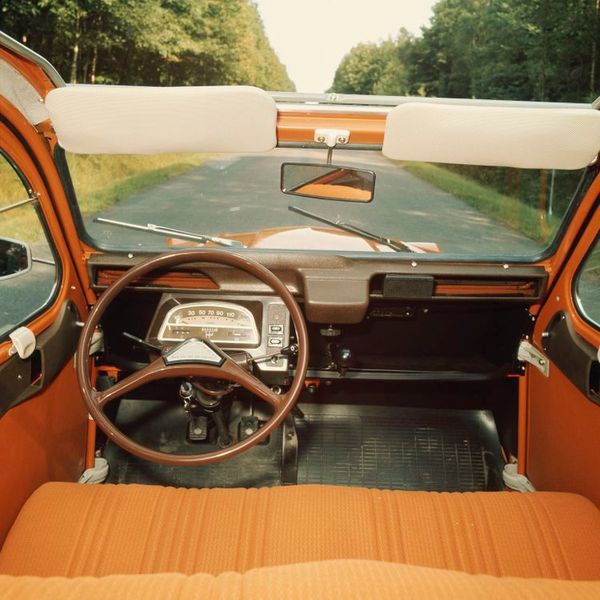 Gerade auch das serienmäßige Falt-/Klappdach machte die Ente bei jungen Menschen sowie Frischluftfanatikern beliebt. (Bild: PSA)