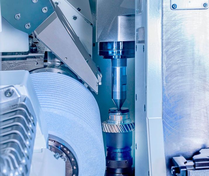 Emag SU stellt mit der G 160 und der G 250 (Bild) zwei Schleifsysteme vor, die bei der Herstellung von Verzahnungsbauteilen für die E-Mobilität punkten sollen. Beide verfügen etwa über einen Doppeltisch, um im Vergleich zu anderen Systemen Bearbeitungszeit zu sparen. (Bild: Emag SU)