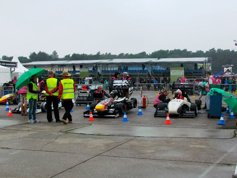 Alle Tests werden von ehrenamtlichen Helfern durchgeführt. Viele von ihnen waren selbst schon Teilnehmer bei der Formula Student. (S. Häuslein/konstruktionspraxis)