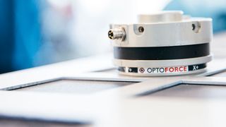 Die Tastsensoren von OptoForce erweitern Leichtbauroboter um einen feinen Tastsinn und ermöglichen so die Automatisierung komplexer Fertigungsprozesse. (Optoforce/On-Robot)