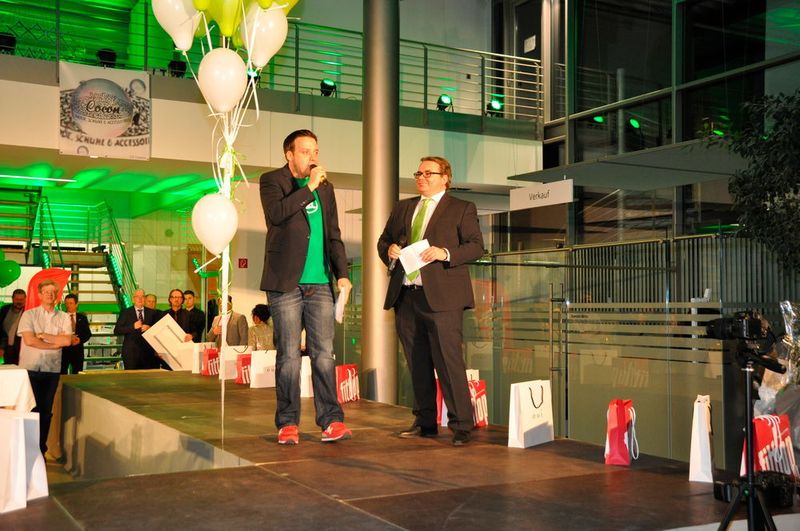 Durch den Abend führte Moderator David Lulley, hier im Bild mit Patrick Jacobs. Lulley ist in der Region Aachen bekannt, zuletzt moderierte etwa die Verleihung des Ordens Wider den tierischen Ernst. (Jacobs-Gruppe)