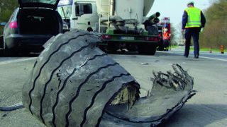 Lkw-Unfall durch Reifenplatzer: Solche ereignisse kommen fast jeden tag irgendwo auf dem deutschen Autobahnnetz vor. RDKS könnten viele von ihnen vermeiden. (Foto: Feuerwehr Werne)