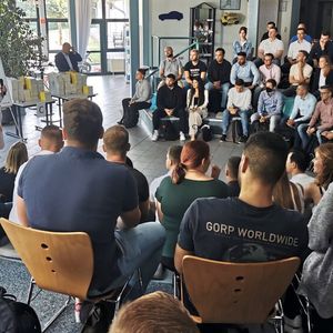 Schulleiterin Sylvia Gerl und Vorstandsvorsitzender Helmut Peter informierten die neuen BFC´ler darüber, was sie in Northeim erwartet. (Bild:  BFC)