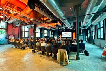 Am 19. Mai 2026 fand das DataForum in Mainz statt: Im Kulturzentrum diskutierten rund 130 Teilnehmerinnnen und -nehmer aus Wissenschaft, Versorgung, Politik, Dateninfrastruktur und Gesundheitswirtschaft über die Zukunft datengetriebener  Gesundheitsforschung und Versorgung. (Bild: © IDG Institut für digitale Gesundheitsdaten RLP)