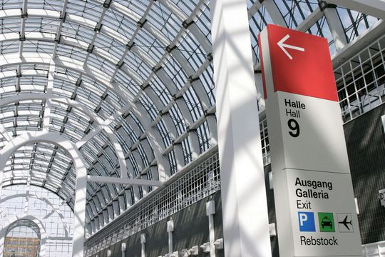 Die Trends der CPHI waren: gloveless Aseptik, Robotik, KI-gestützte Inspektion, kontaktlose Transportsysteme, Kleinchargen-Flexibilität und nachhaltige Sekundärverpackungen.(Bild:  Messe Frankfurt)