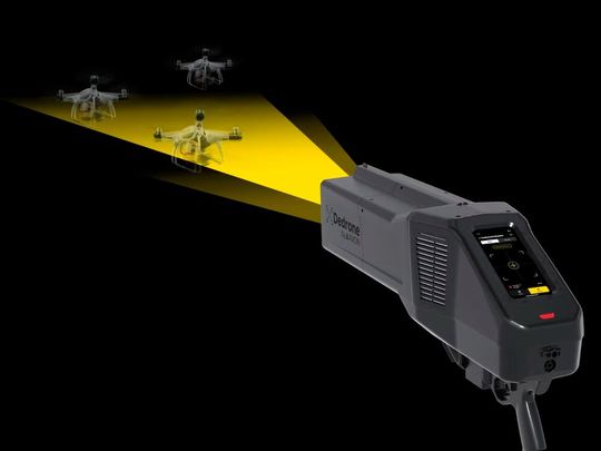 Das Device „Dedrone Defender V ist ein KI‑gestützter so genannter Smart‑Jammer, der Drohnen aus einer Entfernung von über 300 Metern bekämpfen kann. In Deutschland ist eine Nutzung nur im behördlich-militärischen Kontext mit entsprechender Genehmigung zulässig.(Bild:  Dedrone by Axon)