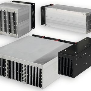 Bild 3: Verschiedenartige Lüfteraggregate mit eingepressten und kannelierten  Hohlrippen liefern in Verbindung mit leistungsstarken Lüftermotoren kleinste  Wärmewiderstände.(Bild:  Fischer Elektronik)