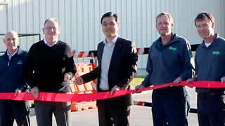 Seung-Soo Baik, CEO & Vice Chairman von Clark Material Handling International (Vierter v. r.), Dennis Lawrence, President & CEO der Clark Material Handling Company (Vierter v. l.) und Clark-Mitarbeiter bei der Eröffnung des neuen Werks. (Clark)
