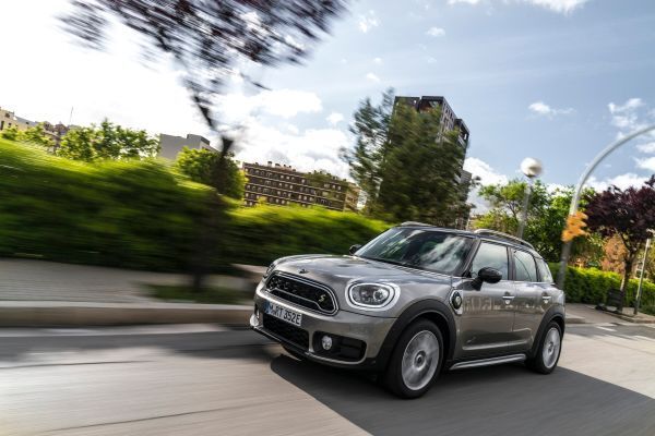 Der MINI Cooper S E Countryman ALL4 ist der erste Mini, bei dem ein Plug-in-Hybrid-Antrieb die Möglichkeit zu rein elektrischer und damit lokal emissionsfreier Mobilität eröffnet. (Mini)