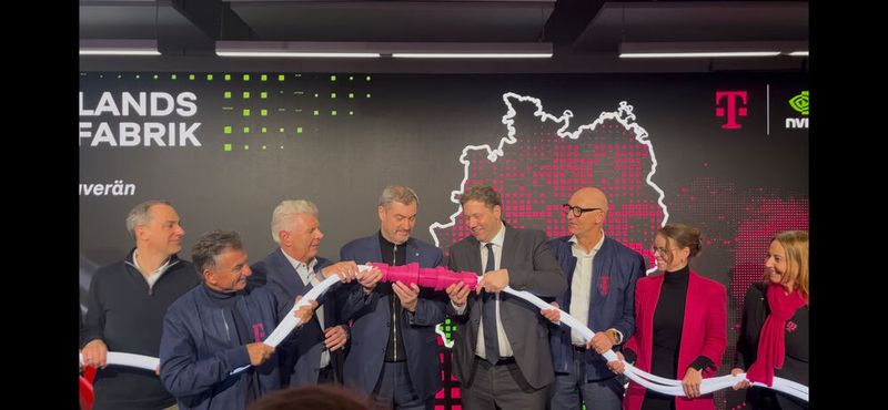 Historischer Moment in München: Umrahmt von T-Systems-CEO Ferri Abolhassan (3. v. l.) und Telekom-Chef Tim Höttges (3. v. r.) nehmen Dieter Reiter (OB München), Markus Söder (Ministerpräsident Bayern) und Lars Klingbeil (Bundesfinanzminister) Deutschlands erste KI-Fabrik ans Netz.  (Bild: Vogel IT-Medien)