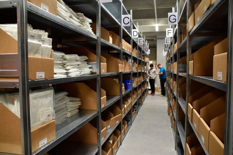 Fachbodenregale mit Regalkartons in unterschiedlichen Größen. (Bild: Regalwerk)