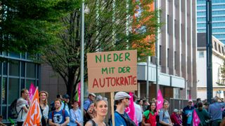 Bei der IAA 2019 in Frankfurt gab es teils heftige Proteste. Ein Szenario, dass in diesem Jahr auch in München bei der Neuauflage der Messe droht. (Bild: "Aussteigen" – Proteste gegen die IAA in Frankfurt / Tim Dreyer / CC BY 2.0)