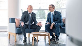 Peter Meier (re.) und Bernhard Heusl von der Nürnberger Versicherung stellen die Weichen in Sachen Zusammenarbeit mit dem Kfz-Gewerbe neu.    (Bild: Nürnberger)