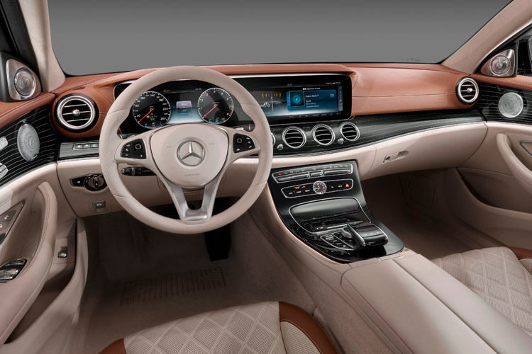 Daimler zeigt bereits das Cockpit der neuen E-Klasse, die eine Woche später in Detroit erstmals zu sehen ist. (Foto: Daimler)