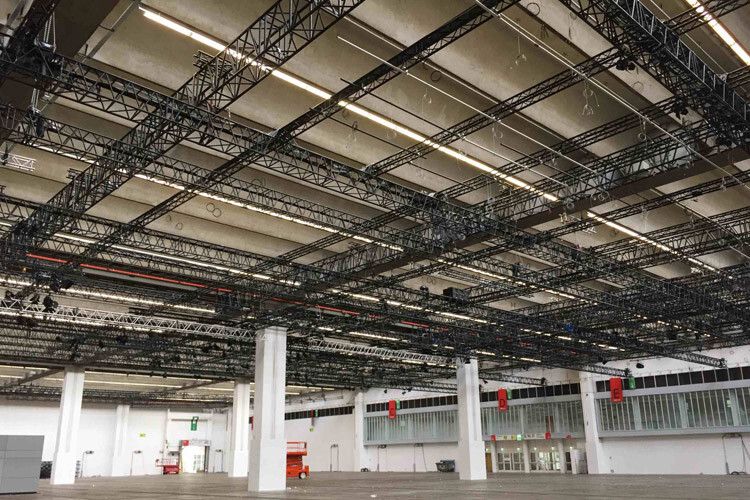 Noch sieht es in den Messehallen eher weniger nach Glanz und Glamour aus. (Foto: sp-x)