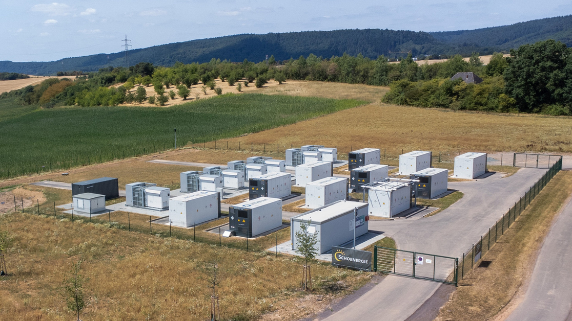 Neuer Simulator zeigt Einfluss von Batteriespeichern auf Strompreise