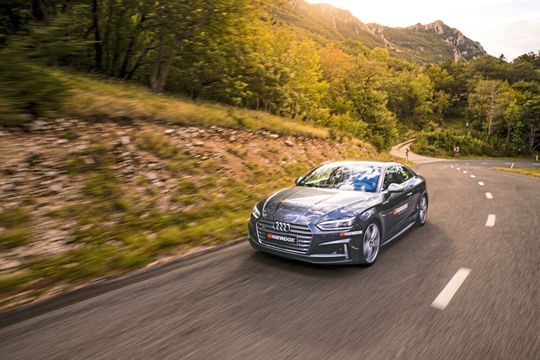 Traum für Autofans: eine kurvenreiche Bergstraße ohne Verkehr, ein sportliches Auto – und dazu die passenden Reifen.(Bild:  Manuel Debus)