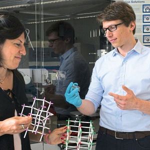 Dr. Sebastian Siol und seine Kollegin Dr. Claudia Cancellieri forschen an Heterostruktur-Legierungen aus Mischoxiden. Im Bild: eine Legierung aus Titanoxid und Wolframoxid.