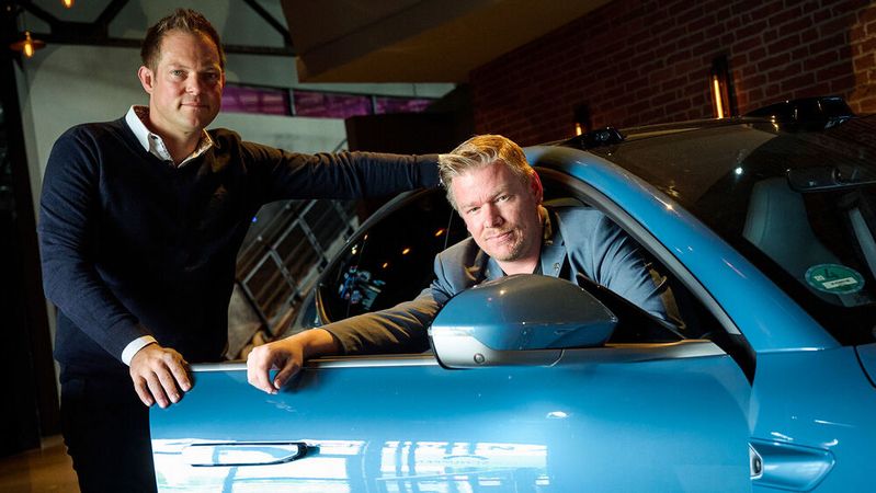 Die Key-Account-Manager für Niedersachsen und NRW bei Nio, Ole Gravenhorst und Georg Bruce (v. l.), stellten freien Kfz-Werkstätten das E-Modell ET 7 vor.(Bild:  Wittich GmbH/Ruthe)