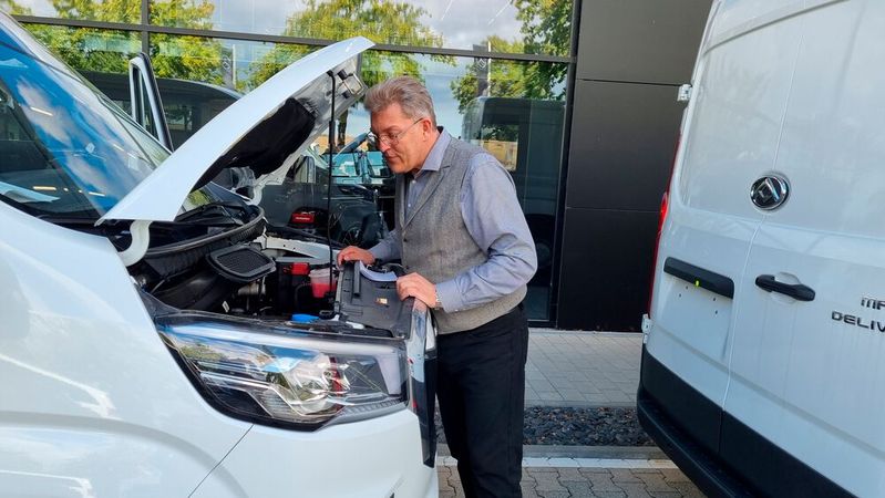 Geschäftsführer Dieter Schlatterer freut sich, dass die ersten Elektro-Transporter von Maxus bei Felix Kloz eingetroffen sind.(Bild:  Teja Banzhaf)