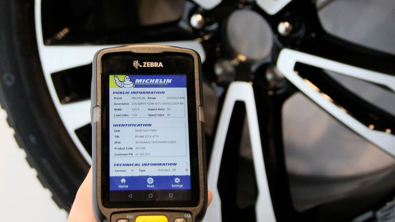 Mit einem Lesegerät kann der Nutzer die einprogrammierten Informationen auslesen. (Bild: Michelin)