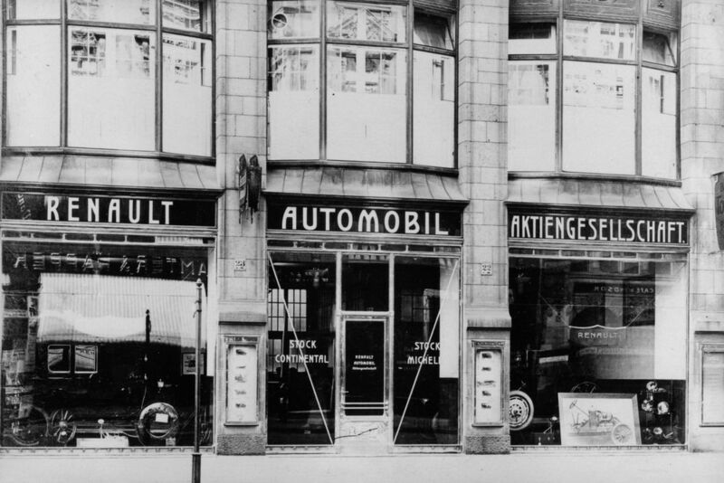 Erste Tochtergesellschaft: Mitte Oktober 1907 gründete Louis Renault in Berlin die „Renault Frères Automobil Aktiengesellschaft” als erste ausländische Tochtergesellschaft der französischen Marke. Firmensitz und Verkaufsräume waren in der Mohrenstraße 22/23 (direkt am Gendarmenmarkt in Berlin-Mitte). (Renault)