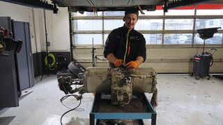 Kfz-Unternehmer Niklas Persch hat sich auf die Marke Tesla spezialisiert. Fast der gesamte Umsatz seiner freien Werkstatt resultiert daraus. (Bild: Rosenow – VCG)