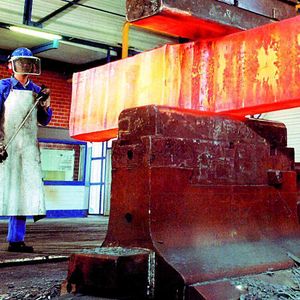 Bild 2: Die Schmiedeteile werden mit einer 10-MN-Freiformschmiedepresse bearbeitet. Bilder: Stahlwerk Augustfehn