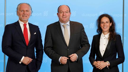 Der Duisport-Vorstand freut sich über das erfolgreiche Geschäftsjahr 2024 (v.l.): Lars Nennhaus (COO/CTO), Markus Bangen (CEO) und Giordana Sperling-Doppstadt (Chief People & Corporate Services Officer).(Bild:  Duisport)