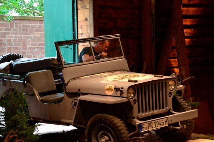 Apropos Freizeitsektor: Jeep-Pressesprecher Markus Hauf nennt nicht nur einen Willys-Overland-Jeep sein eigen, er kennt auch die Unternehmens- und Modellgeschichte wie kaum ein anderer. (Michel / »kfz-betrieb«)