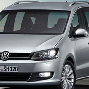 VW stellte den neuen Sharan erstmals auf dem Genfer Autosalon 2010 vor. Der Vorgänger verkaufte sich in Europa mehr als 600.000 Mal.