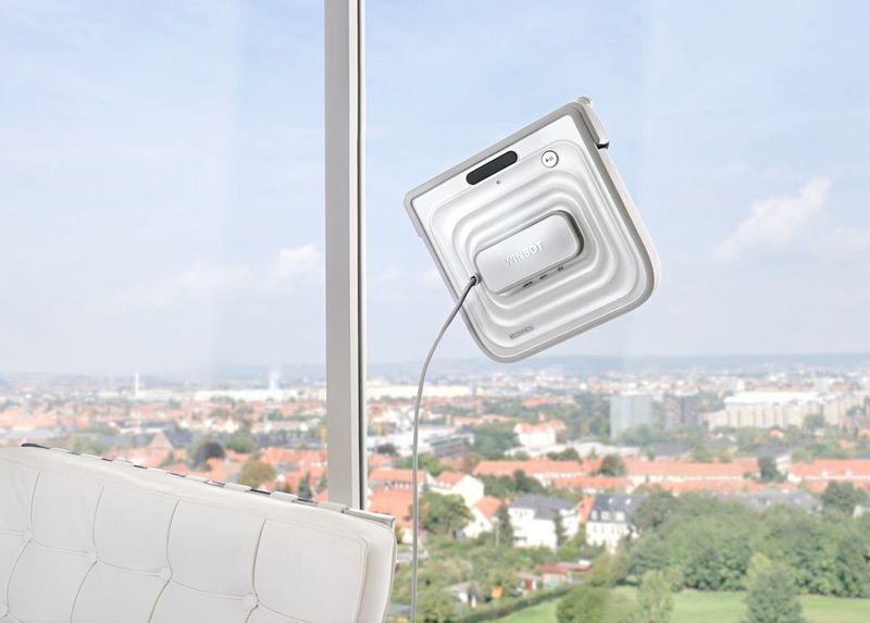Immer saubere Fenster mit dem Fensterputzroboter Winbot Deluxe. Er navigiert selbstständig über alle senkrechten Fensterflächen, wischt und trocknet alles vollautomatisch. Das Gerät gibt es bei www.proidee.de für 346 Euro. (www.proidee.de)