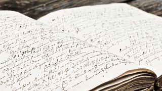 Abb.1: Papier ist einem Alterungsprozess ausgesetzt. Die Gelbverfärbung lässt sich auf den oxidativen Abbau von Chromophoren zurückführen. (©Huber - stock.adobe.com)